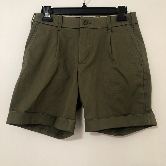 Abercrombie & Fitch Other - Abercrombie & Fitch olive green pleated and cuffed shorts in size 28.